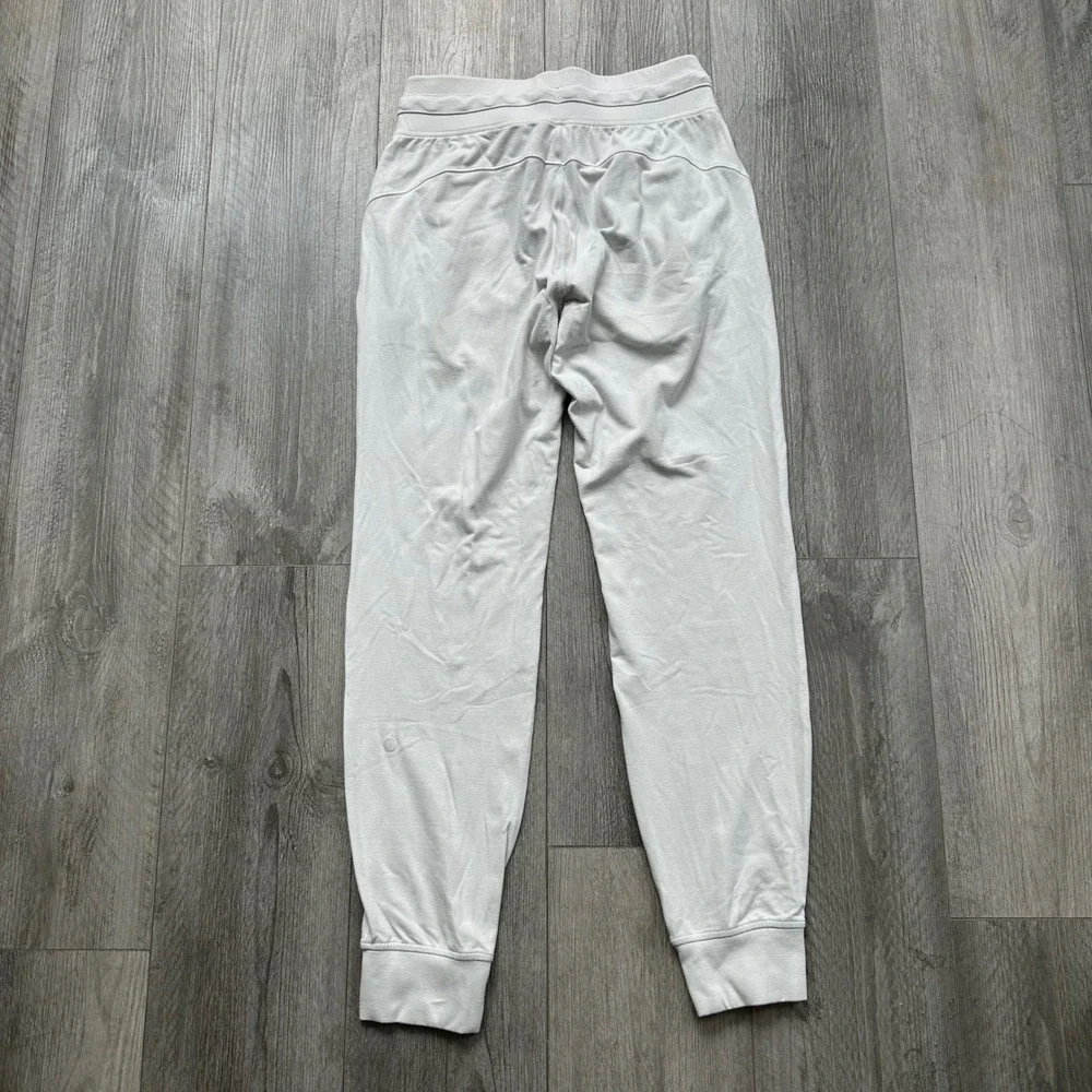 Lululemon Women's Size 6 Light Gray Soft Joggers Drawstring Pockets